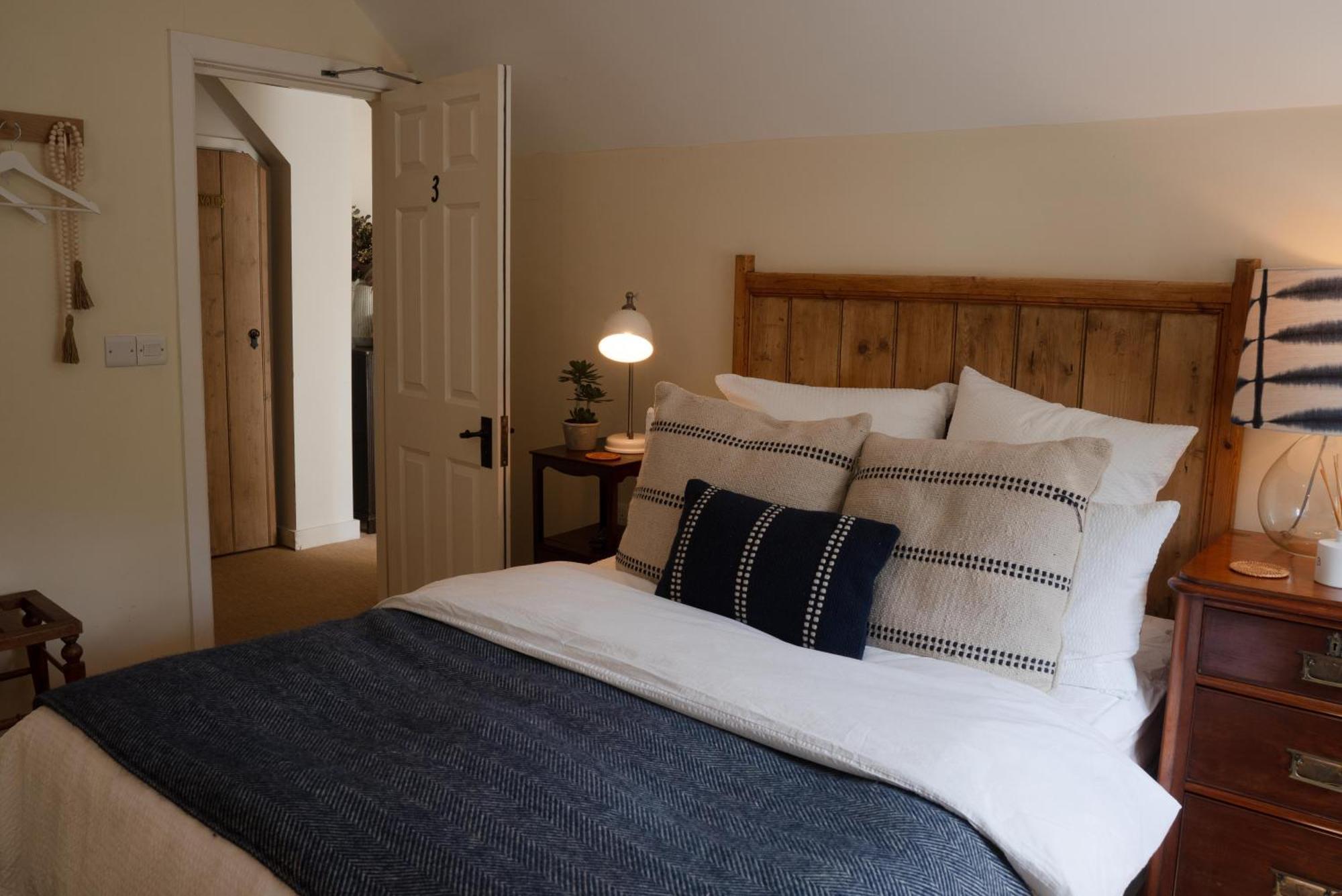 The Saxon Inn Child Okeford Экстерьер фото